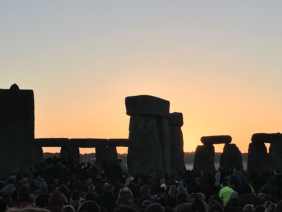 Silhouetten großer Steinblöcke vor dem Morgenhimmel mit aufgehender Sonne