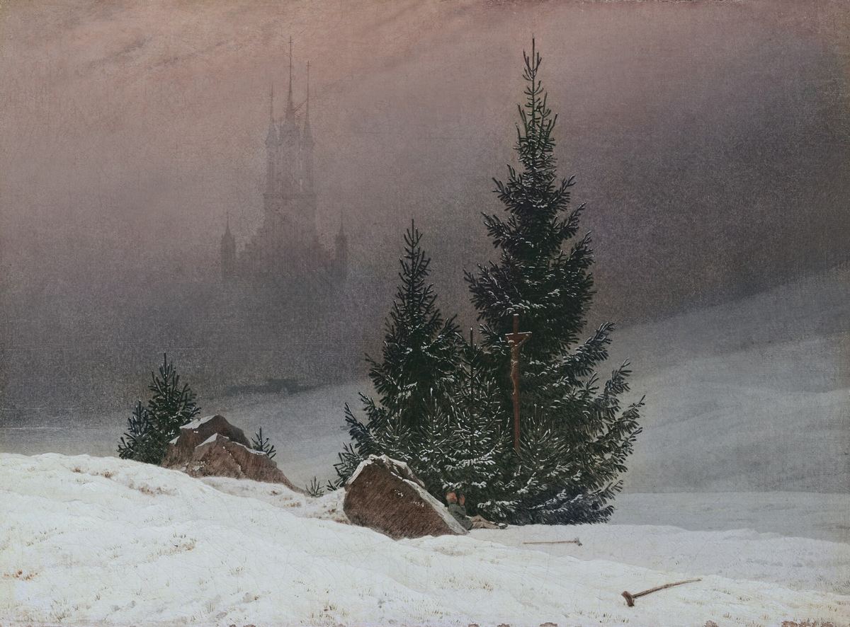 Gemälde einer verschneiten Landschaft mit Tannen, Kreuz und einer Kirche im Nebel